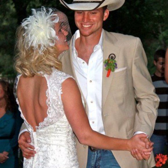 Beautiful beaded & lace wedding dress - Picture 7 of 7